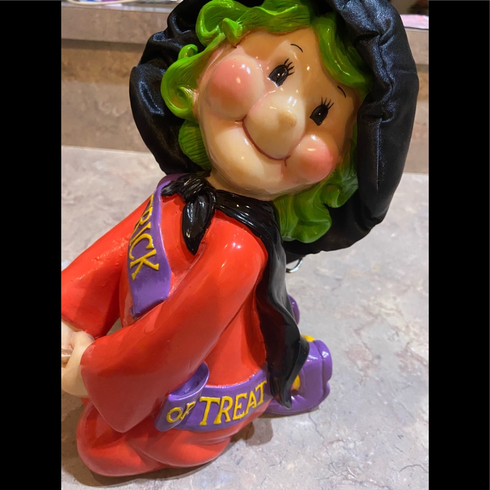 Glenda Good Witch on her broom - Picture 7 of 8